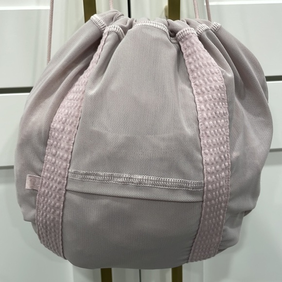 Lululemon Athletica 2020 Pack Light Pullover in Porcelain Pink - Picture 16 of 16